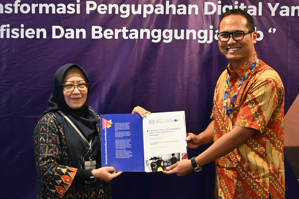 ILO and Bandung regional government empower small businesses in the transition to digital wage payments